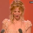 Sandrine Kiberlain remet le trophée de la Meilleure adaptation.