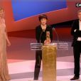 Laurence Vignon et Stéphane Brizé obtiennent le César de la Meilleure adaptation pour le film  Mademoiselle Chambon . Sandrine Kiberlain leur remet ce prix.