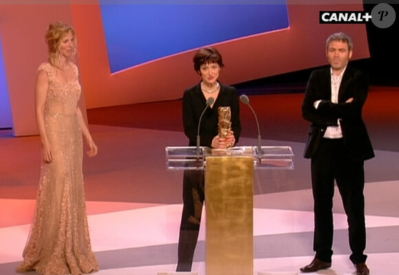 Laurence Vignon et Stéphane Brizé obtiennent le César de la Meilleure adaptation pour le film Mademoiselle Chambon. Sandrine Kiberlain leur remet ce prix.