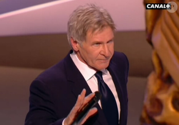 Un César d'honneur pour l'ensemble de sa carrière est remis à Harrison Ford... Il semble très ému.