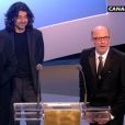 Pour  Un Prophète , Jacques Audiard reçoit le César du Meilleur film, des mains de la présidente de cette édition, Marion Cotillard.