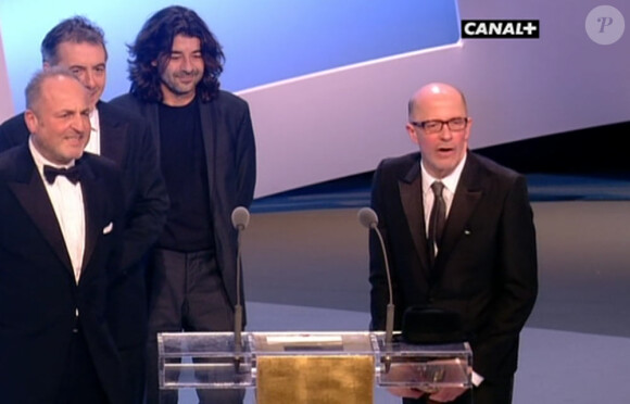 Pour Un Prophète, Jacques Audiard reçoit le César du Meilleur film, des mains de la présidente de cette édition, Marion Cotillard.
