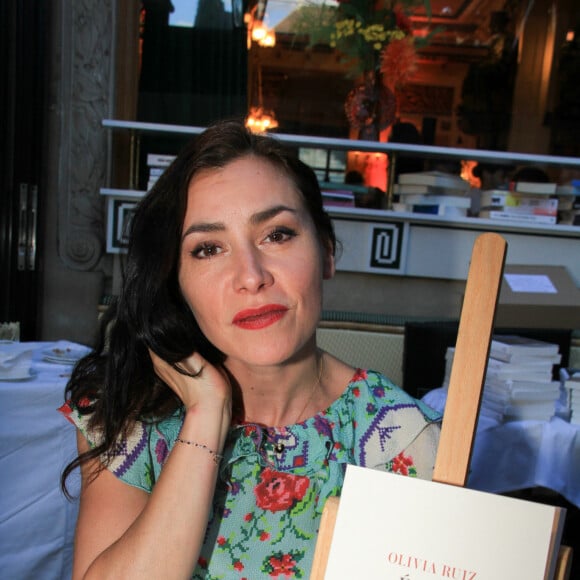 Olivia Ruiz et son livre Ecoute la pluie tomber lors de la soirée de l'été littéraire et musical aux Deux Magots à Paris le 27 juin 2022. © Philippe Baldini / Bestimage 