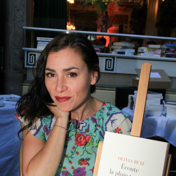 Le petit garçon, dont le papa est un programmateur musical, est très protégé. 
Olivia Ruiz et son livre Ecoute la pluie tomber lors de la soirée de l'été littéraire et musical aux Deux Magots à Paris le 27 juin 2022. © Philippe Baldini / Bestimage 