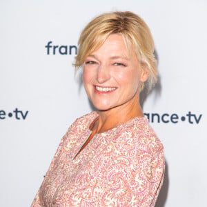 Il est ensuite retourné à sa place, avant que l'animatrice ne fasse part aux téléspectateurs, face-caméra, de sa déception... 
Anne-Elisabeth Lemoine lors du photocall dans le cadre de la conférence de presse de France Télévisions au Pavillon Gabriel à Paris, France, le 24 août 2021. © Pierre Perusseau/Bestimage 