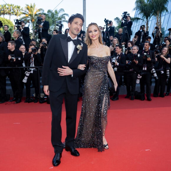 Adrien Brody et sa compagne Georgina Chapman - Montée des marches du film " Asteroid City " lors du 76ème Festival International du Film de Cannes, au Palais des Festivals à Cannes. Le 23 mai 2023 © Olivier Borde / Bestimage