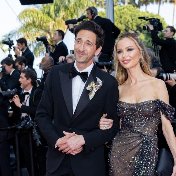 Adrien Brody et sa compagne Georgina Chapman - Montée des marches du film " Asteroid City " lors du 76ème Festival International du Film de Cannes, au Palais des Festivals à Cannes. Le 23 mai 2023 © Olivier Borde / Bestimage