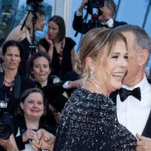 Rita Wilson et son mari Tom Hanks - Montée des marches du film " Asteroid City " lors du 76ème Festival International du Film de Cannes, au Palais des Festivals à Cannes. Le 23 mai 2023 © Olivier Borde / Bestimage