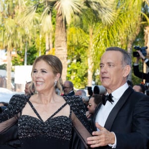 Rita Wilson et son mari Tom Hanks - Montée des marches du film " Asteroid City " lors du 76ème Festival International du Film de Cannes, au Palais des Festivals à Cannes. Le 23 mai 2023 © Olivier Borde / Bestimage