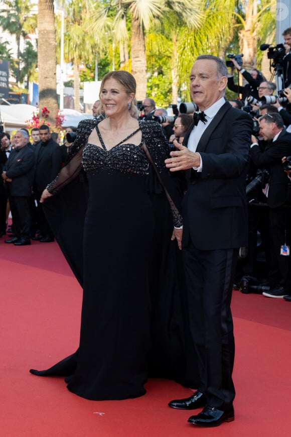 Rita Wilson et son mari Tom Hanks - Montée des marches du film " Asteroid City " lors du 76ème Festival International du Film de Cannes, au Palais des Festivals à Cannes. Le 23 mai 2023 © Olivier Borde / Bestimage