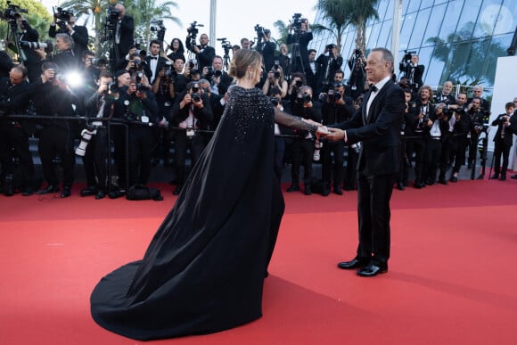 Rita Wilson et son mari Tom Hanks - Montée des marches du film " Asteroid City " lors du 76ème Festival International du Film de Cannes, au Palais des Festivals à Cannes. Le 23 mai 2023 © Olivier Borde / Bestimage