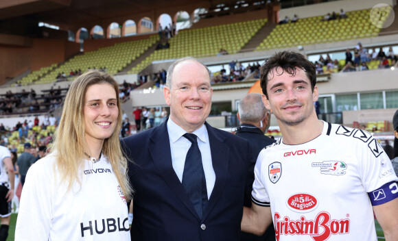 Albert de Monaco était également de la partie et le prince semblait ravi d'être là
 
Lisa Caussin Battaglia (vice-championne du monde de jetski à bras), le prince Albert II de Monaco, Charles Leclerc - Match de charité de la 30ème édition du "World Stars Football" avec des pilotes de F1 et des stars du football au profit de l'association "Star Team For The Children" au stade Louis II à Monaco le 23 mai 2023. © Claudia Albuquerque/Bestimage