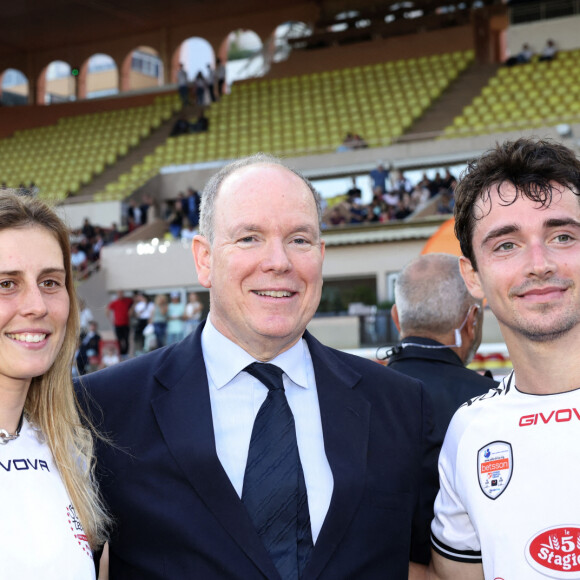 Albert de Monaco était également de la partie et le prince semblait ravi d'être là
 
Lisa Caussin Battaglia (vice-championne du monde de jetski à bras), le prince Albert II de Monaco, Charles Leclerc - Match de charité de la 30ème édition du "World Stars Football" avec des pilotes de F1 et des stars du football au profit de l'association "Star Team For The Children" au stade Louis II à Monaco le 23 mai 2023. © Claudia Albuquerque/Bestimage