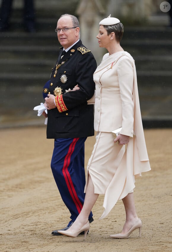 Le prince Albert II de Monaco et La princesse Charlène de Monaco - Les invités arrivent à la cérémonie de couronnement du roi d'Angleterre à l'abbaye de Westminster de Londres, Royaume Uni, le 6 mai 2023. 