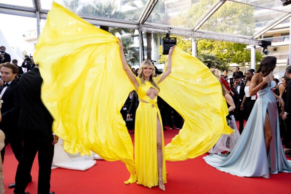 Le célèbre mannequin germano-américain de 49 ans portait une impressionnante robe jaune fendue au niveau de sa cuisse gauche, aux manches immenses et visiblement ornée de diamants.
Heidi Klum - Montée des marches du film " La passion de Dodin Bouffant " lors du 76ème Festival International du Film de Cannes, au Palais des Festivals à Cannes. Le 24 mai 2023 © Jacovides-Moreau / Bestimage 