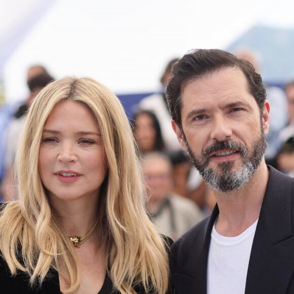 Virginie Efira (enceinte) et Melvil Poupaud au photocall de "L'amour et les forêts (just the two of us)" lors du 76ème Festival International du Film de Cannes, le 24 mai 2023. © Moreau/Jacovides/Bestimage