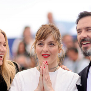 Valérie Donzelli, Virginie Efira (enceinte) et Melvil Poupaud au photocall de "L'amour et les forêts (just the two of us)" lors du 76ème Festival International du Film de Cannes, le 24 mai 2023. © Moreau/Jacovides/Bestimage