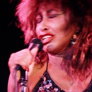 Elle était également montée sur scène sous la pluie, les pieds dans la boue à Versailles.
Exclusif - Tina Turner lors de sa tournée à Cologne, le 1er mai 1985 - Le documentaire de "Tina" de HBO, diffusé le 27 mars 2021, retrace la vie et la carrière de Tina Turner. Le 1er mai 1985. 