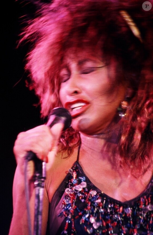 Elle était également montée sur scène sous la pluie, les pieds dans la boue à Versailles.
Exclusif - Tina Turner lors de sa tournée à Cologne, le 1er mai 1985 - Le documentaire de "Tina" de HBO, diffusé le 27 mars 2021, retrace la vie et la carrière de Tina Turner. Le 1er mai 1985. 