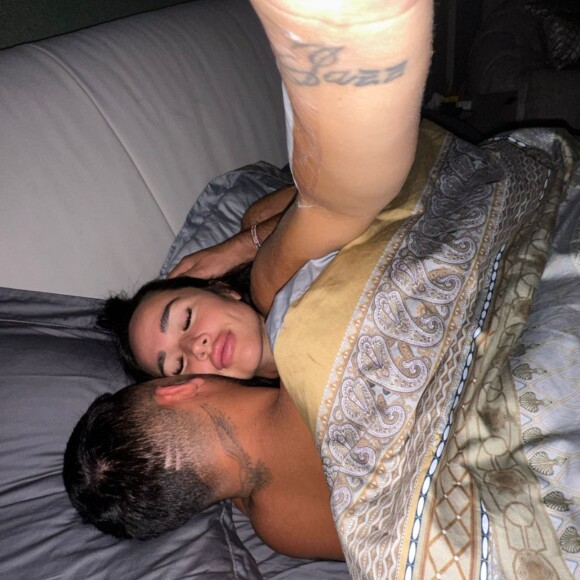 Jazz a publié une photo sur laquelle elle apparaît au lit avec Laurent