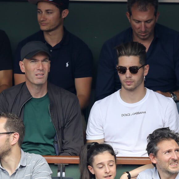 Père de 4 garçons, Zinedine Zidane a eu la chance de voir ses enfants tous devenir de très bons joueurs de foot
Zinédine Zidane et ses fils Luca et Enzo dans les tribunes des Internationaux de France de Tennis de Roland Garros à Paris, le 10 juin 2018. © Dominique Jacovides - Cyril Moreau/Bestimage