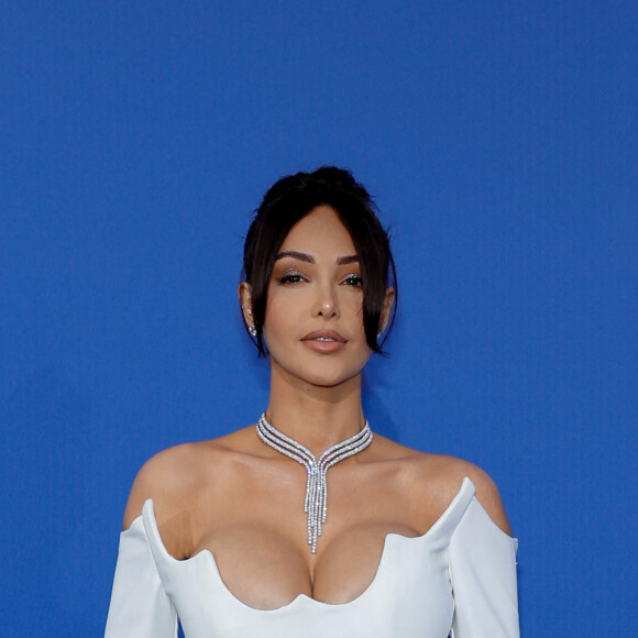Une nouvelle occasion pour la jeune femme de 31 ans de miser sur un décolleté original
Nabilla Benattia - Photocall du gala de l'AmFar 2023 à l'Hôtel du Cap-Eden-Roc, Antibes, lors du 76ème Festival International du Film de Cannes. Le 25 mai 2023. © Moreau-Jacovides / Bestimage