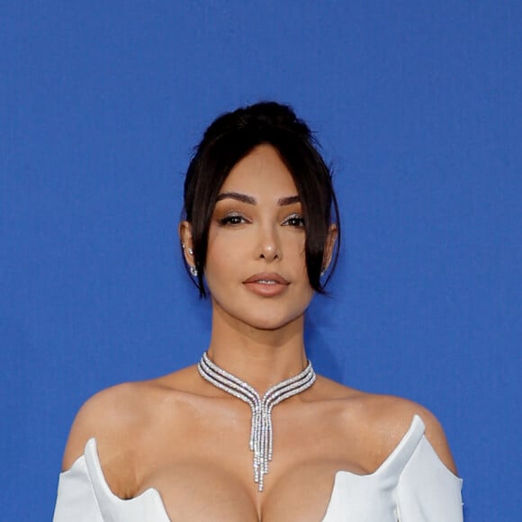 Nabilla Benattia - Photocall du gala de l'AmFar 2023 à l'Hôtel du Cap-Eden-Roc, Antibes, lors du 76ème Festival International du Film de Cannes. Le 25 mai 2023. © Moreau-Jacovides / Bestimage