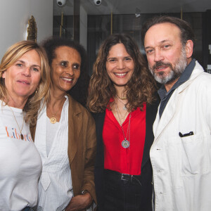 Mais également le trop rare Vincent Pérez.
Exclusif - Virginie Coupérie-Eiffel, Karine Silla, Vanille Clerc, Vincent Perez - Cocktail pour le lancement de la collaboration entre Stone Paris (Marie Poniatowski) et Thea Jewelry (Émilie Duchêne) à Paris. © Sam Delpech / Bestimage