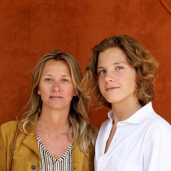 L'an dernier, il s'était rendu à Roland-Garros avec sa mère Sarah. 
Sarah Poniatowski (Lavoine) et son fils Roman - Personnalités au village (jour 11) lors des Internationaux de France de Tennis de Roland Garros à Paris. Le 1er juin 2022 © Dominique Jacovides / Bestimage 