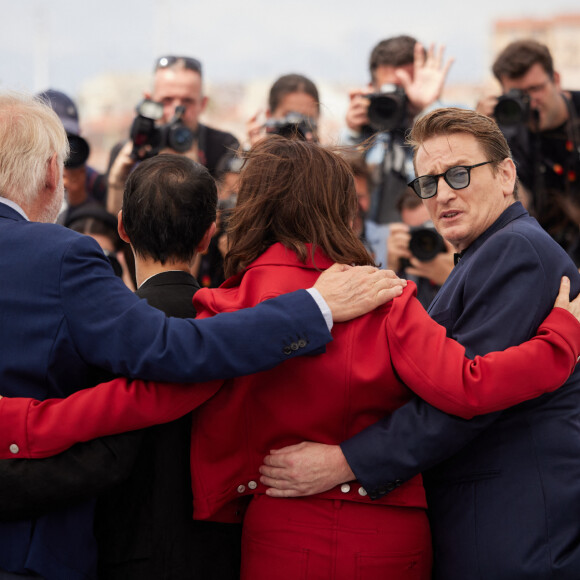 Pierre Gagnaire, Tran Anh Hung, Juliette Binoche et Benoît Magimel au photocall de "La Passion de Dodin Bouffant" lors du 76ème Festival International du Film de Cannes, France, le 25 mai 2023. © Jacovides-Moreau/Bestimage