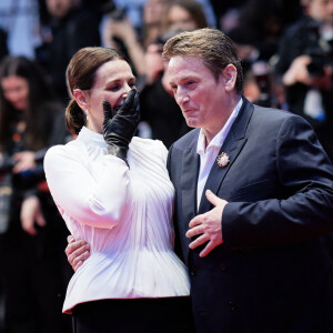 Très complices et émus, ils ont défendu La Passion de Dodin Bouffant en compétition pour la palme d'or
Benoît Magimel et Juliette Binoche - Descente des marches du film " La passion de Dodin Bouffant " lors du 76ème Festival International du Film de Cannes, au Palais des Festivals à Cannes. Le 24 mai 2023 © Jacovides-Moreau / Bestimage