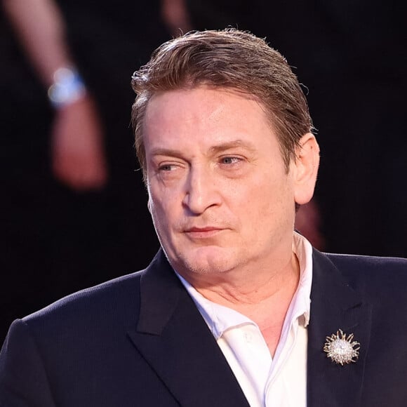 A l'affiche de trois films au Festival de Cannes, Benoît Magimel s'est livré sur son corps qui subit ses tournages intenses
Benoît Magimel - Descente des marches du film « La passion de Dodin Bouffant » lors du 76ème Festival International du Film de Cannes, au Palais des Festivals à Cannes © Jacovides-Moreau / Bestimage