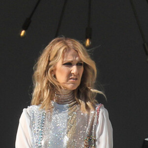 Céline Dion quitte le défilé Dior pour se rendre à un shooting photo place Vendôme à Paris le 3 juillet 2017. 