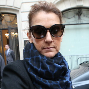 Celine Dion signe des autographes a la sortie de son hotel Royal Monceau pour se rendre aux repetitions de son deuxieme concert a Bercy a Paris le 26 novembre 2013 