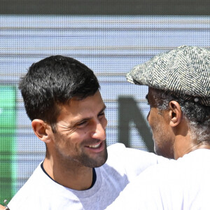 Novak Djokovic est venu le saluer. 
Yannick Noah avec Novak Djokovic à Roland-Garros les 40 ans de sa victoire, le 27 mai 2023. Photo by Victor Joly/ABACAPRESS.COM