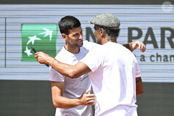 Novak Djokovic est venu le saluer. 
Yannick Noah avec Novak Djokovic à Roland-Garros les 40 ans de sa victoire, le 27 mai 2023. Photo by Victor Joly/ABACAPRESS.COM