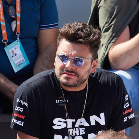Kev Adams dans les tribunes lors des Internationaux de France de Tennis de Roland Garros 2023. Paris, le 29 mai 2023. © Jacovides / Moreau / Bestimage 