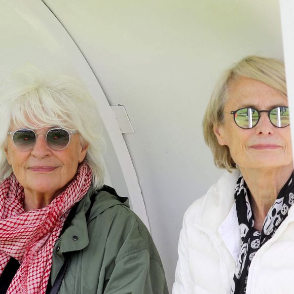 Catherine Lara et sa compagne Samantha - Match de football entre le Variétés Club de France et l'équipe du Centre Hospitalier Poissy / Saint-Germain-en-Laye au profit de la fondation Hôpitaux de Paris - Hôpitaux de France présidée par B.Macron. au stade Léo-Lagrange de Poissy, le 6 septembre 2020. Le coup d'envoi a été donné par C.Lara et H.Ben Arfa. © Dominique Jacovides/Bestimage 