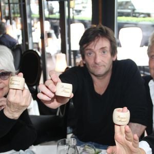 Exclusif - Prix Spécial - Catherine Lara, Pierre Palmade et Muriel Robin posent avec des ronds de serviettes en bois Banana's avec leurs prénoms lors du déjeuner d'anniversaire de Pierre Palmade au restaurant Le Fouquet's à Paris, le 30 mars 2015. Pierre Palmade a eu 47 ans le 23 mars dernier. 