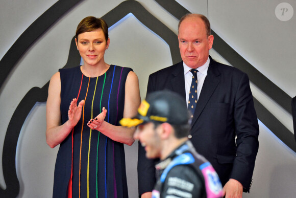 Plus éblouissante que jamais avec une nouvelle couleur de cheveux. 
La princesse Charlène de Monaco, le prince Albert II de Monaco - Remise de prix du 80ème Grand Prix de Monaco de Formule 1 à Monaco le 28 Mai 2023. © Bruno Bebert/Bestimage 