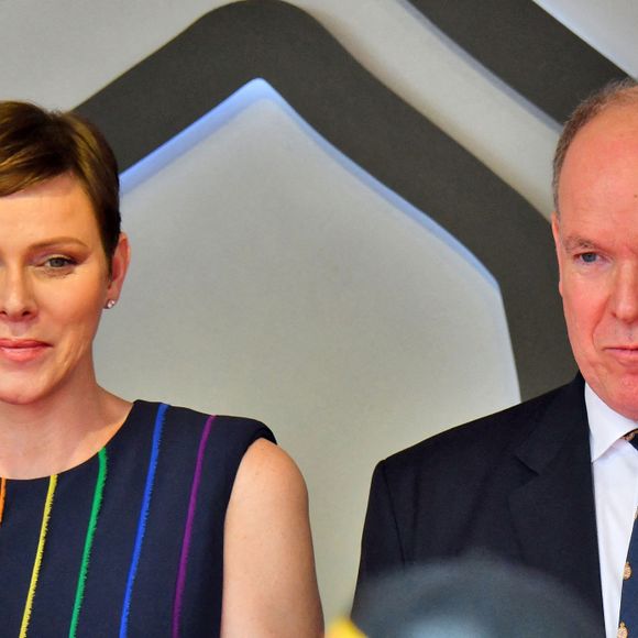 Plus éblouissante que jamais avec une nouvelle couleur de cheveux. 
La princesse Charlène de Monaco, le prince Albert II de Monaco - Remise de prix du 80ème Grand Prix de Monaco de Formule 1 à Monaco le 28 Mai 2023. © Bruno Bebert/Bestimage 