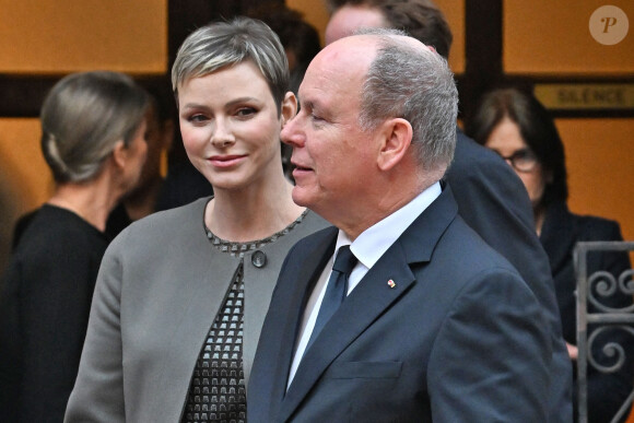 Le prince Albert II de Monaco et la princesse Charlene - Sortie de la famille princière de la messe en mémoire du prince Rainier III en la cathédrale de Monaco le 5 avril 2023. © Bruno Bebert / Bestimage 