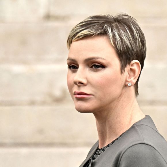 Théma - Les différentes couleurs de cheveux de la princesse Charlène de Monaco - La princesse Charlene de Monaco - Arrivée de la famille princière à la messe en mémoire du prince Rainier III en la cathédrale de Monaco le 5 avril 2023. © Bruno Bebert / Bestimage 