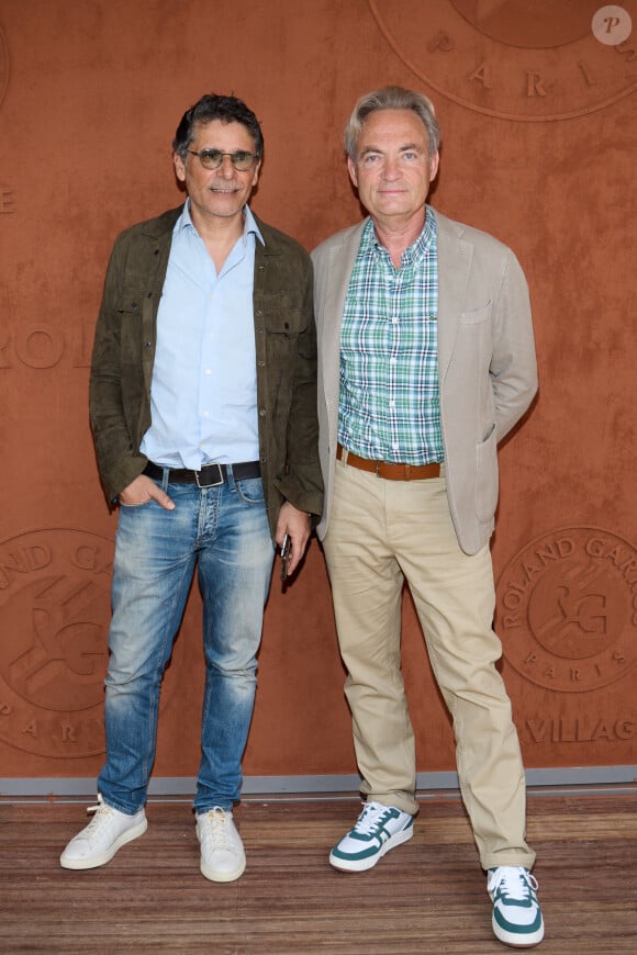 Pascal Elbe et Gilles Cohen au Village Roland Garros lors des Internationaux de France de tennis de Roland Garros 2023, à Paris, France, le 30 mai 2023. © Moreau-Jacovides/Bestimage