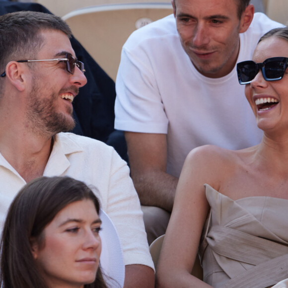 Amandine Petit et Julien Georges dans les tribunes lors des Internationaux de France de Tennis de Roland Garros 2023. Paris, le 29 mai 2023. © Jacovides / Moreau / Bestimage 