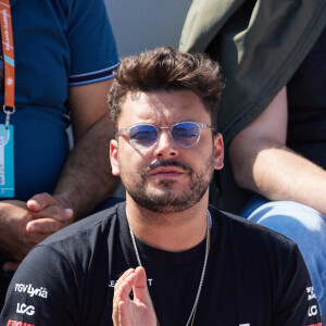 Kev Adams dans les tribunes lors des Internationaux de France de Tennis de Roland Garros 2023. Paris, le 29 mai 2023. © Jacovides / Moreau / Bestimage 