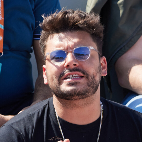 Kev Adams dans les tribunes lors des Internationaux de France de Tennis de Roland Garros 2023. Paris, le 29 mai 2023. © Jacovides / Moreau / Bestimage 