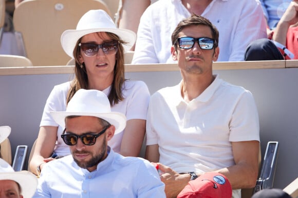 Claude Dartois et sa compagne Virginie Milano dans les tribunes lors des Internationaux de France de Tennis de Roland Garros 2023. Paris, le 29 mai 2023. © Jacovides / Moreau / Bestimage 