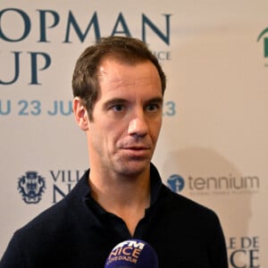 Grosse déception pour le Français, qui a été éliminé au premier tour du tournoi du Grand Chelem parisien
Richard Gasquet durant la présentation de la Hopman Cup, qui s'installe pour cinq ans à Nice. © Bruno Bebert / Bestimage