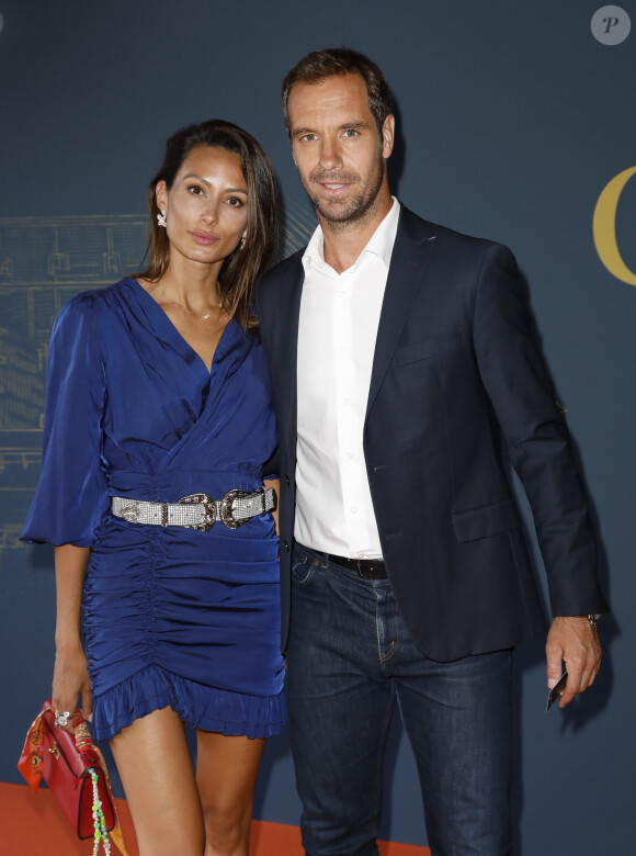 Depuis plus d'un an maintenant, le tennisman français est en couple avec la belle brune
Richard Gasquet et une amie - Soirée de gala "Coeur Central" au profit de Terre d'Impact fonds de dotation de la FFT et de l'association Fête le Mur sur le Court Central Philippe Chatrier à Roland Garros, Paris le 5 juillet 2022. © Marc Ausset-Lacroix/Bestimage